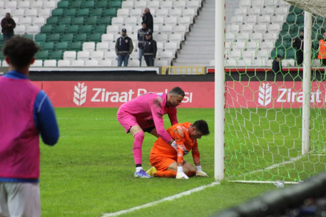 Türkiye Kupası'na damga vuran anlar! Gözyaşlarını tutamayan kaleciyi, rakibi teselli etti - Resim: 0