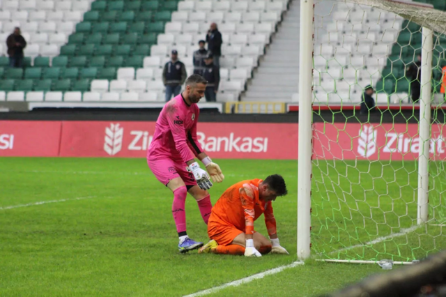 Türkiye Kupası'na damga vuran anlar! Gözyaşlarını tutamayan kaleciyi, rakibi teselli etti - Resim: 1