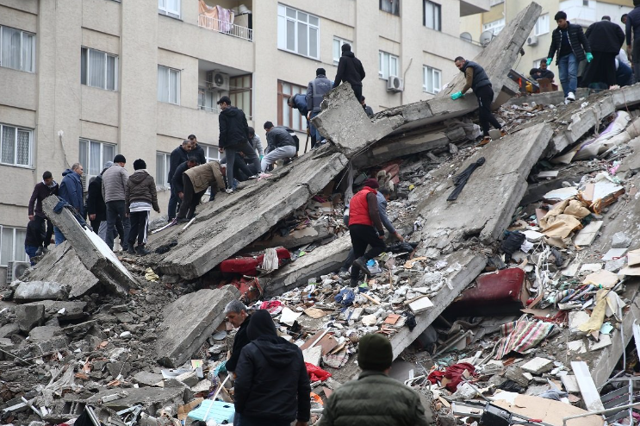 Osmaniye'de yıkılan 10 katlı binadan kız çocuğu kurtarıldı - Resim: 1