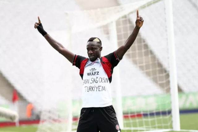 Mbaye Diagne depremzedeleri unutmadı! Gol sevinci herkesi duygulandırdı - Resim: 0