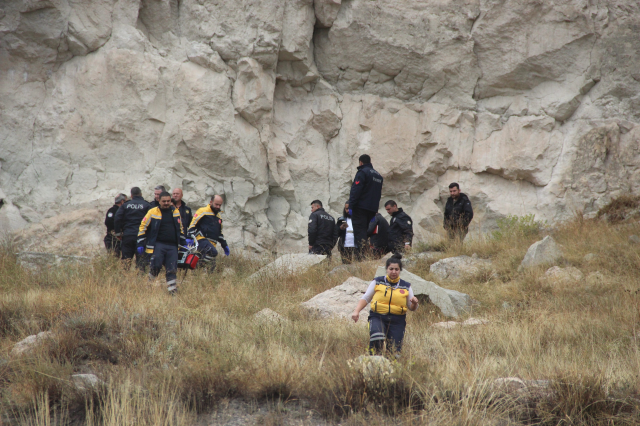 Sivas'ta intihar! 14 yaşındaki kız çocuğu uçurumdan atladı, kolundaki yazı dikkat çekti - Resim: 0
