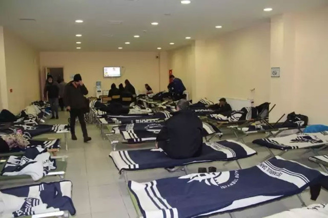 İstanbul'da okullar yarın tatil edildi! Önce kar yağdı sonra fırtına fena vurdu! Mehdirekler devrildi, tekneler parçalandı - Resim: 3