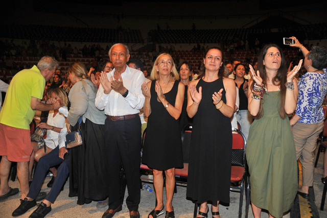 Yunan şarkıcı, Çeşme'de skandala imza attı: Türk bayrağı ve Atatürk posteri var diye sahneye çıkmadı - Resim: 3