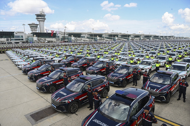 Bakan Yerlikaya, jandarma ve emniyet araçlarının hizmete alım töreninde konuştu - Resim: 0