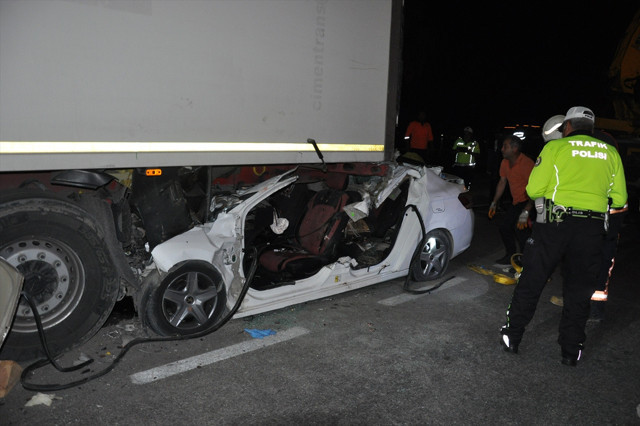 Yiğit ve Ayşegül'ün acı sonu! Tıra arkadan çarpan otomobilde can verdiler - Resim: 0