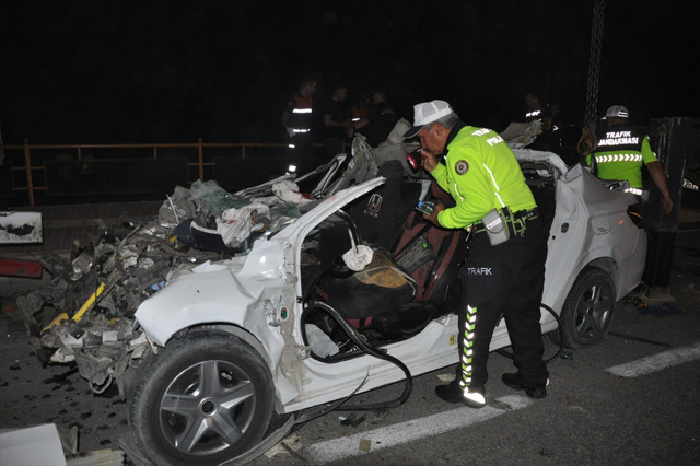 Yiğit ve Ayşegül'ün acı sonu! Tıra arkadan çarpan otomobilde can verdiler - Resim: 1