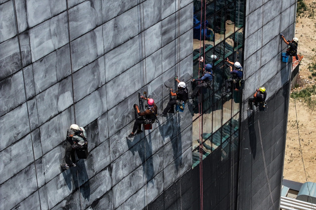 İzmir'de yangın nedeniyle tahliye edilen hastane yeniden hizmet vermeye başladı - Resim: 0