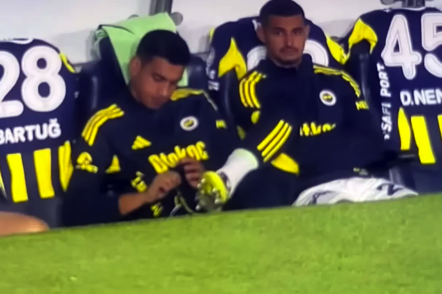 Fenerbahçe'nin eski kaptanı Ümit Özat, kaleci İrfan Can Eğribayat'ı yerden yere vurdu! - Resim: 0