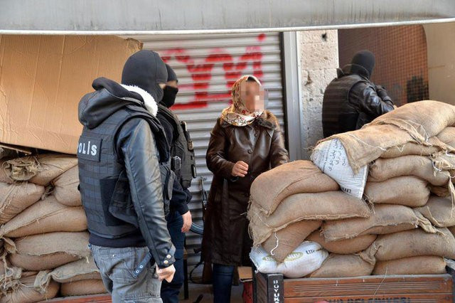 Diyarbakır Sur'da polis eşlerinden sürpriz! - Resim: 2