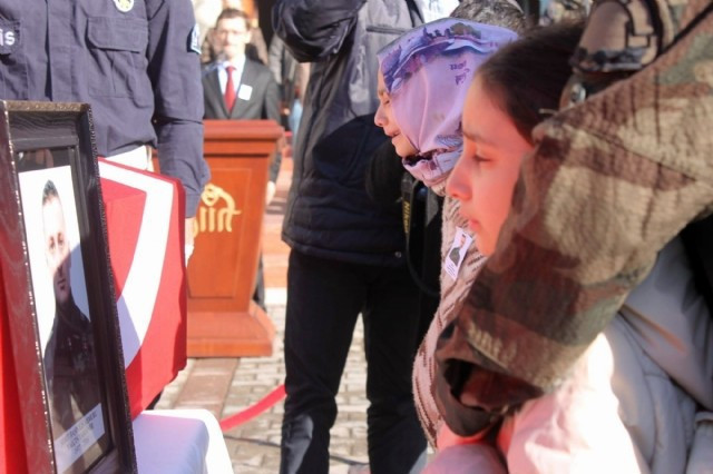  Şehit polisin kızının feryatları yürek dağladı - Resim: 4