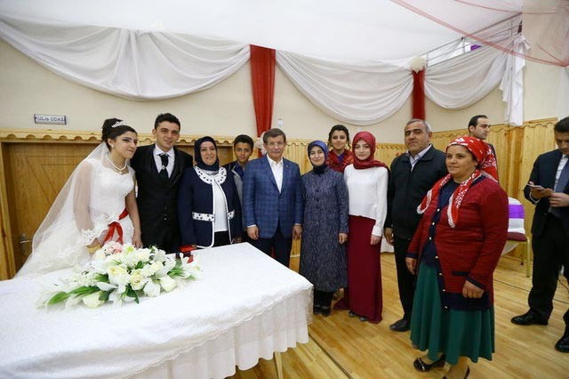 Davutoğlu Varto'da kız tarafı oldu top oynadı taktik verdi - Resim: 1