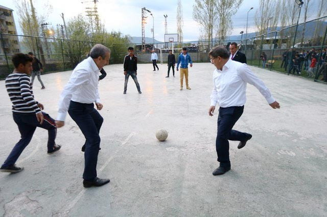 Davutoğlu Varto'da kız tarafı oldu top oynadı taktik verdi - Resim: 3