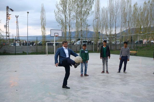 Davutoğlu Varto'da kız tarafı oldu top oynadı taktik verdi - Resim: 4