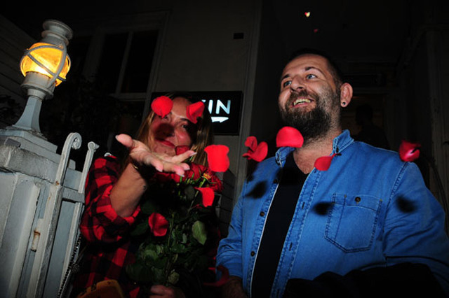 Ziynet Sali kameralar önünde ilan-ı aşk eden bestecisini öpücüklere boğdu! - Resim: 4