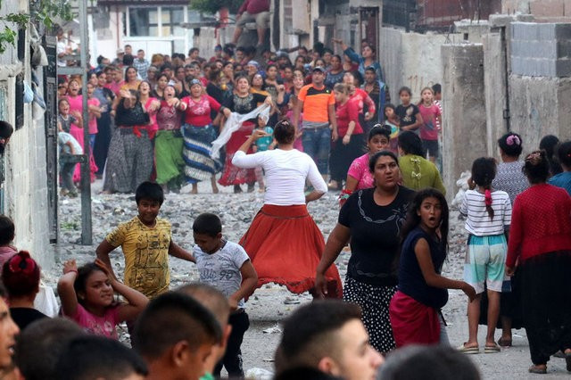 İki aile birbirine girdi: Ortalık savaş alanına döndü! - Resim: 2