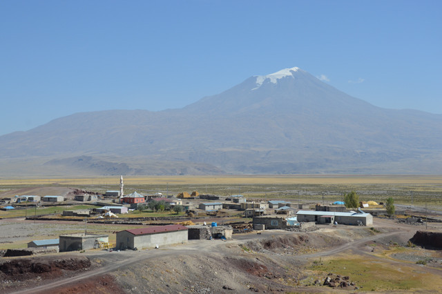 Ağrı Dağı eteklerindeki köylüler kuraklıkla mücadele ediyor - Resim: 1
