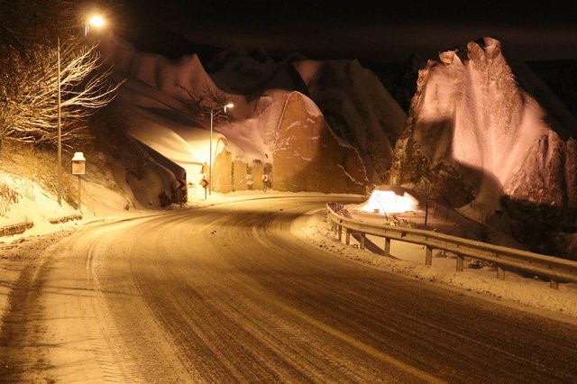 Karlarla kaplanan Peri Bacaları  büyüledi - Resim: 2