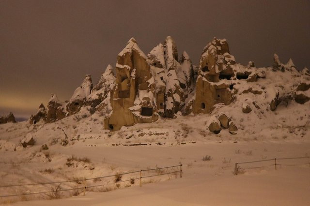 Karlarla kaplanan Peri Bacaları  büyüledi - Resim: 4