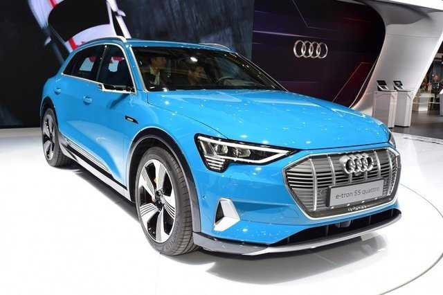 Örtünün altından öyle bir model çıktı ki! - Resim: 1