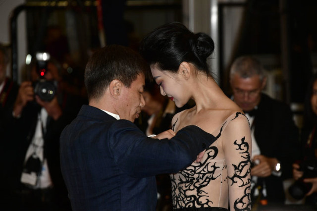 Film festivalinde rezalet göğüslerini açık bırakarak geldi hiç utanmadı da - Resim: 3