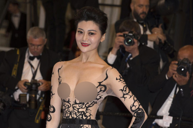 Film festivalinde rezalet göğüslerini açık bırakarak geldi hiç utanmadı da - Resim: 4