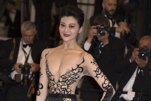 Galaya damga vuran kare! Göğüsleri görününce hemen müdahale etti - Resim: 2