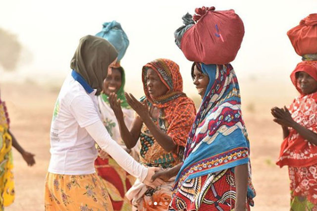 Gamze Özçelik şimdi de Kamerunlulara umut oldu! Takdir toplayan paylaşım - Resim: 4