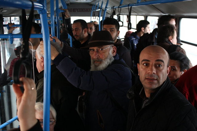 Tuncel Kurtiz belediye otobüsüne biniyor - Resim: 2