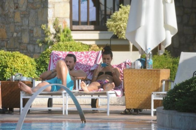 Tuba Büyüküstün'ün havuz keyfi - Resim: 1