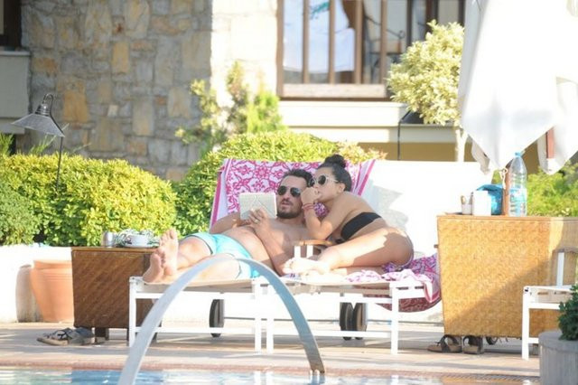 Tuba Büyüküstün'ün havuz keyfi - Resim: 3