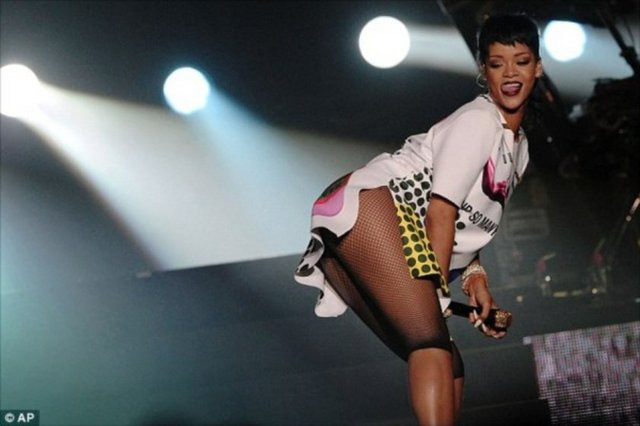 Uyuşturucu etkisinde sahneye çıktı - Resim: 1