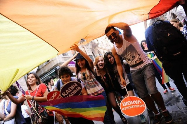 Eşcinsellerden Taksim'de renkli yürüyüş - Resim: 1