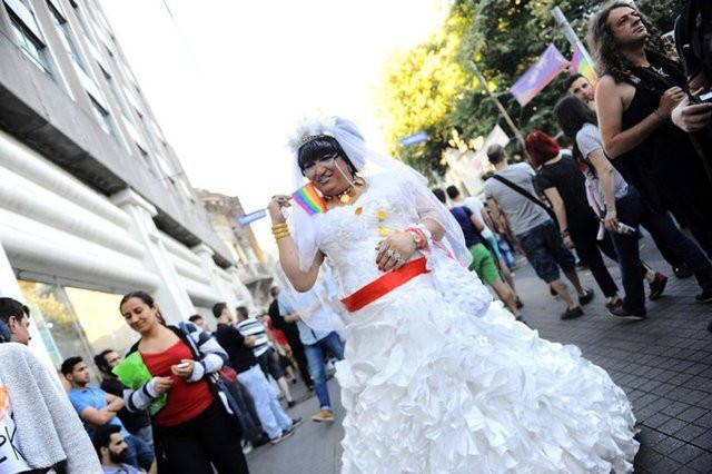 Eşcinsellerden Taksim'de renkli yürüyüş - Resim: 4
