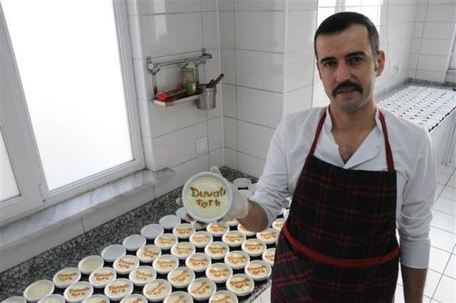 Bursalı usta tarifini bile bilmediği tatlı satışına yetişemiyor - Resim: 1