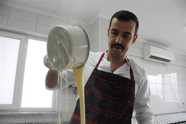 Bursalı usta tarifini bile bilmediği tatlı satışına yetişemiyor - Resim: 4