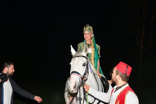 İpek Tanrıyar'dan şaşırtan kına gecesi! Atla geldi... - Resim: 1