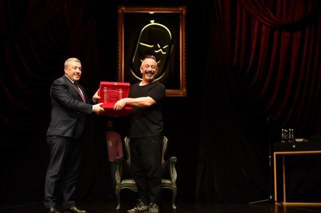 Cem Yılmaz şehit çocukları için sahneye çıktı Ünlüler akın etti - Resim: 1