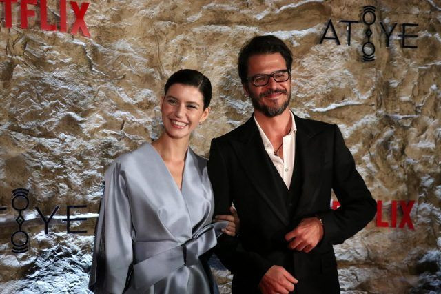 Atiye dizisinin galasında Beren Saat  herkesi büyüledi övgüler yağdı - Resim: 1