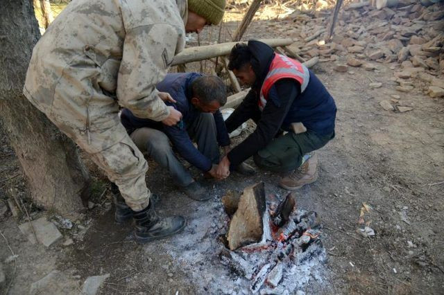 Elazığ'da duygulandıran olay! Asker üşüyen depremzedeye kendi çorabını verdi - Resim: 1