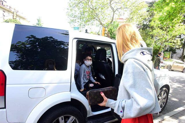 Çağla Şıkel saklamaya çalışsa da yakalandı çocukları yasağı deldi - Resim: 3