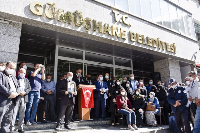 Koronadan ölen Mustafa Canlı gözyaşlarıyla son yolculuğuna uğurlandı - Resim: 1