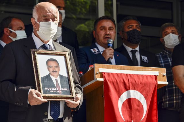 Koronadan ölen Mustafa Canlı gözyaşlarıyla son yolculuğuna uğurlandı - Resim: 3