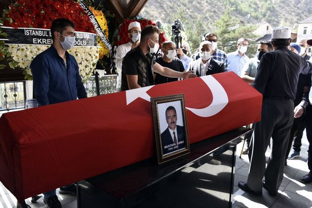Koronadan ölen Mustafa Canlı gözyaşlarıyla son yolculuğuna uğurlandı - Resim: 4