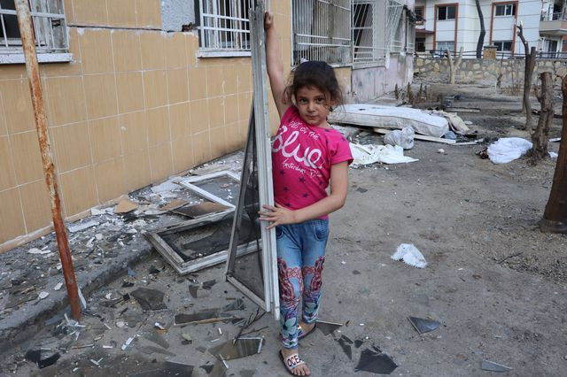 Hatay'da evi küle döndü gözyaşlarına hakim olamadı! 'Bunu insan olan yapmaz' diyerek tepki gösterdi - Resim: 3
