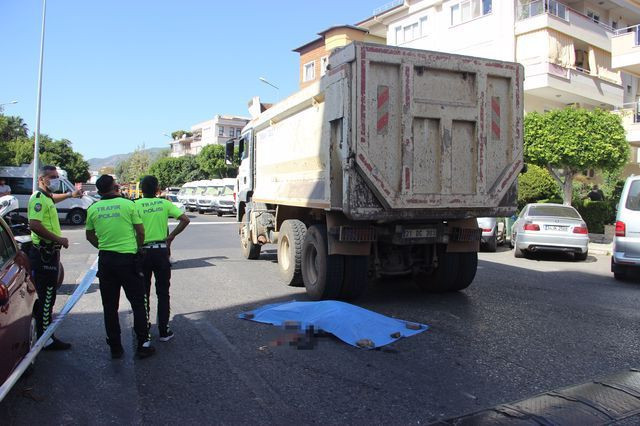 Antalya'da hafriyat kamyonu üzerinden geçti! Feci şekilde can verdi - Resim: 1