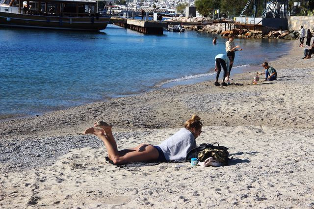 Muğla'da koronavirüs yine unutuldu! Plajlara akın ettiler - Resim: 2
