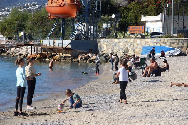 Muğla'da koronavirüs yine unutuldu! Plajlara akın ettiler - Resim: 3