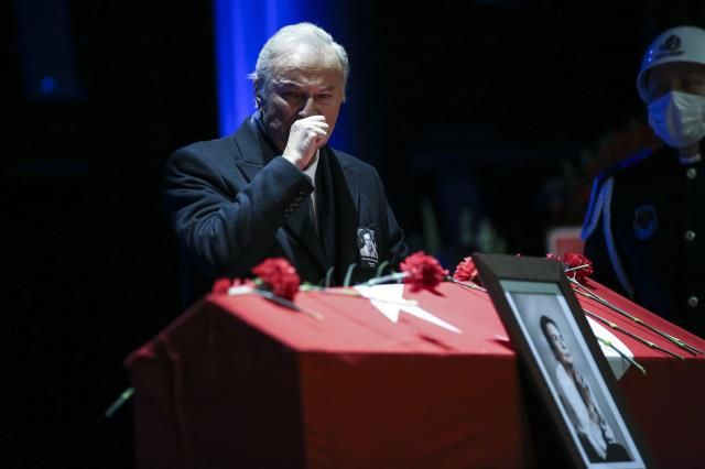 Ediz Hun Fatma Girik'in cenazesinde tabutunu öperek veda etti! Nuri Alço'dan ağlatan veda mesajı - Resim: 4