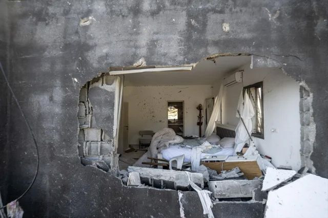 İran İsrail'i fena vurdu onlarca kişi yaralandı! Bölgeden ilk görüntüler geldi - Resim: 3