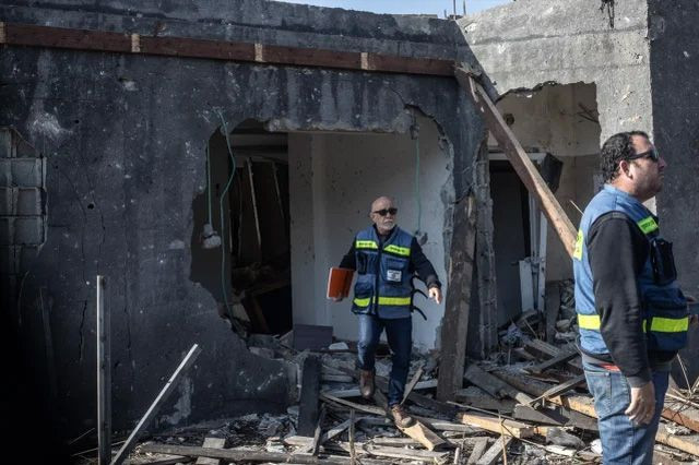 İran İsrail'i fena vurdu onlarca kişi yaralandı! Bölgeden ilk görüntüler geldi - Resim: 4